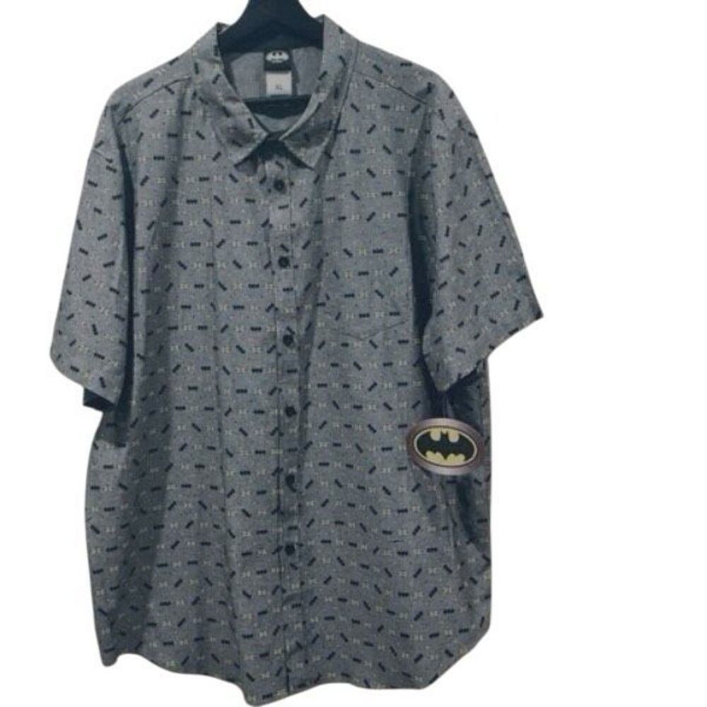 Batman logo Heather Gray monogram button up collar men’s short sleeve shirt  med